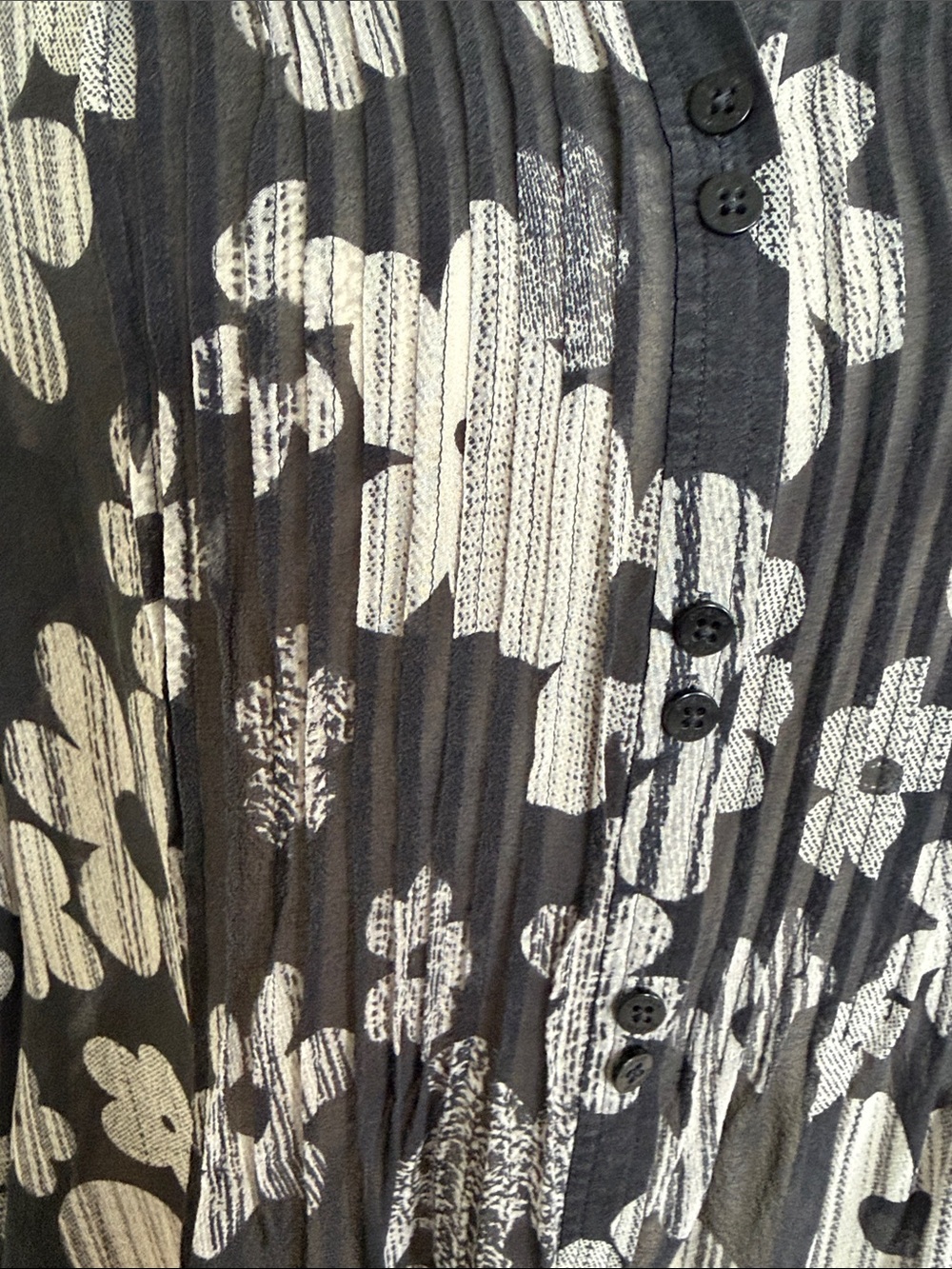 Vintage Emanuel Ungaro Black and White Floral Pleated Blouse size small - Picture 4 of 9